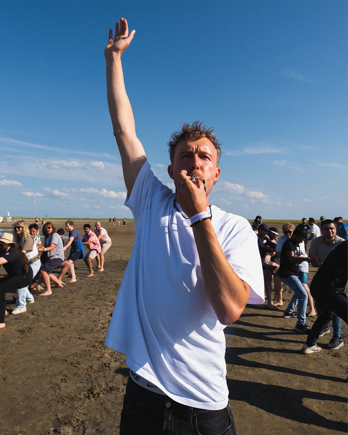 a freiheit.com member is refereeing the tug-of-war game