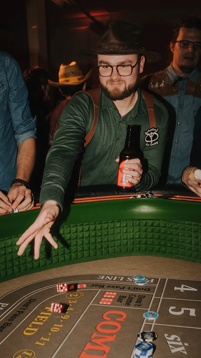 a freiheit.com member is rolling the dice for a game at the xmas party